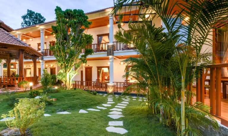 Mỗi căn Bungalow đều được xây dựng đồng bộ với 2 màu chủ đạo là trắng - đỏ, điểm tô trong đó là sắc xanh của cây cảnh nhiệt đới vô cùng tươi mát (Nguồn: facebook.com)