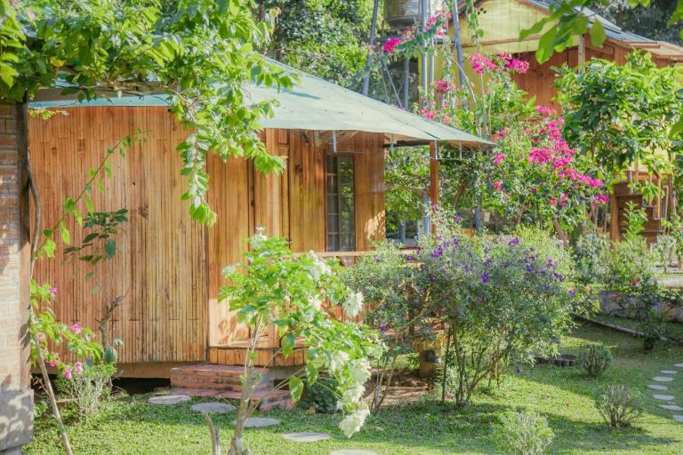 Nơi đây không chỉ có thiết kế nhà gỗ, nhà nhỏ gần gũi với thiên nhiên, mà còn được thiết kế sang trọng, tiện nghi và hiện đại theo tiêu chuẩn của một resort (Nguồn: facebook.com)
