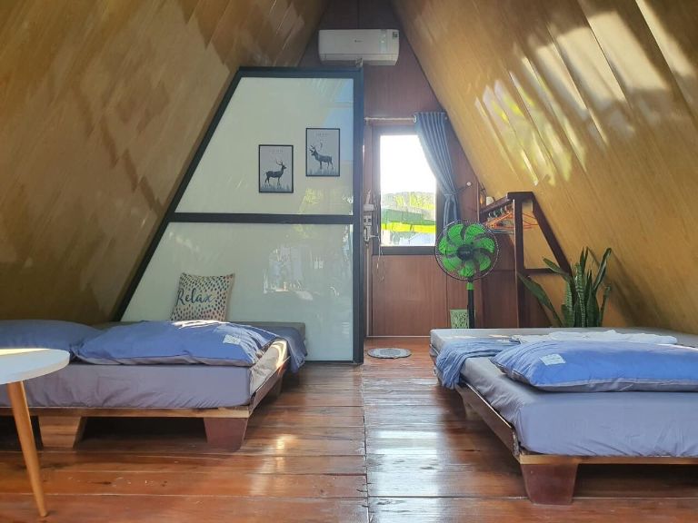 Các phòng nghỉ tại homestay được thiết kể theo kiểu bungalow nhà áp mái, tạo không gian sống ấm áp như trong truyện cổ tích xưa (nguồn: facebook.com)