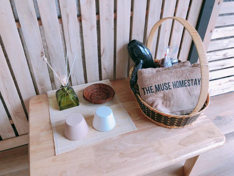 Không chỉ cung cấp đồ dùng tiện nghi cơ bản, The Muse Homestay còn chu đáo bố trí tinh dầu thơm trong phòng cho du khách nghỉ ngơi (nguồn: facebook.com)