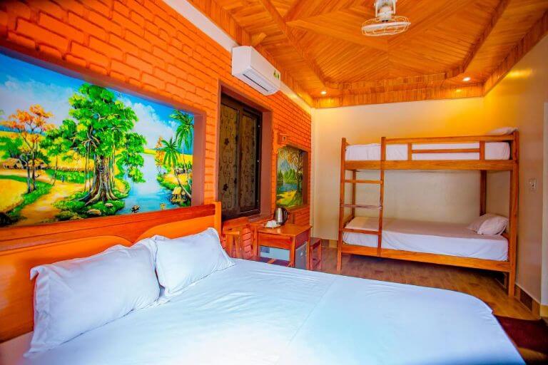 Phòng home được sắp xếp nệm trắng cao cấp, êm ái phục vụ giấc ngủ cho khách du lịch (Nguồn: Booking)