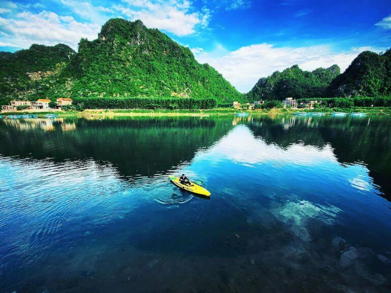 Du khách tham gia dịch vụ chèo kayak trên dòng sông Son sẽ chiêm ngưỡng những vẻ đẹp tuyệt nhất của đồi núi (Nguồn: Agoda)