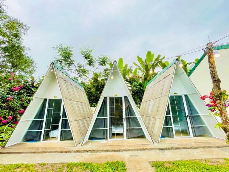 Những căn nhà tam giác sát đất mang đến vị trí nghỉ ngơi mới lạ trong khuôn viên home (Nguồn: Agoda)