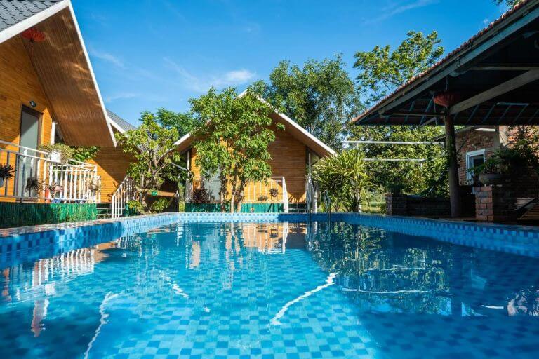 Khu vực bể bơi nằm gọn trong khuôn viên của homestay mang lại cảm giác sảng khoái, mát mẻ (Nguồn ảnh: Booking)