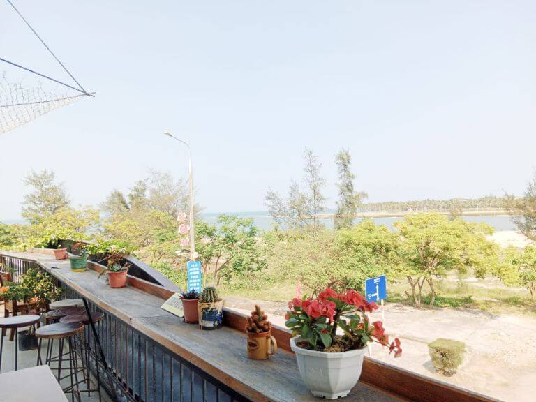 Khu sân thượng uống trà chiều và cafe view hướng biển của Homestay (Nguồn: Facebook.com)