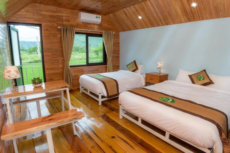 Phòng ngủ với ban công hướng ra cánh đồng lúa xanh bạt ngàn, du khách sẽ cảm nhận được đúng chất đồng quê tại Việt Nam