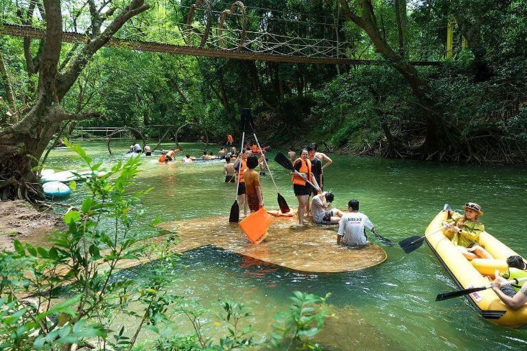 Du khách của Peaceful nghỉ dưỡng, tham gia hoạt động tắm suối và chèo keyak do homestay tổ chức(Nguồn: Booking)