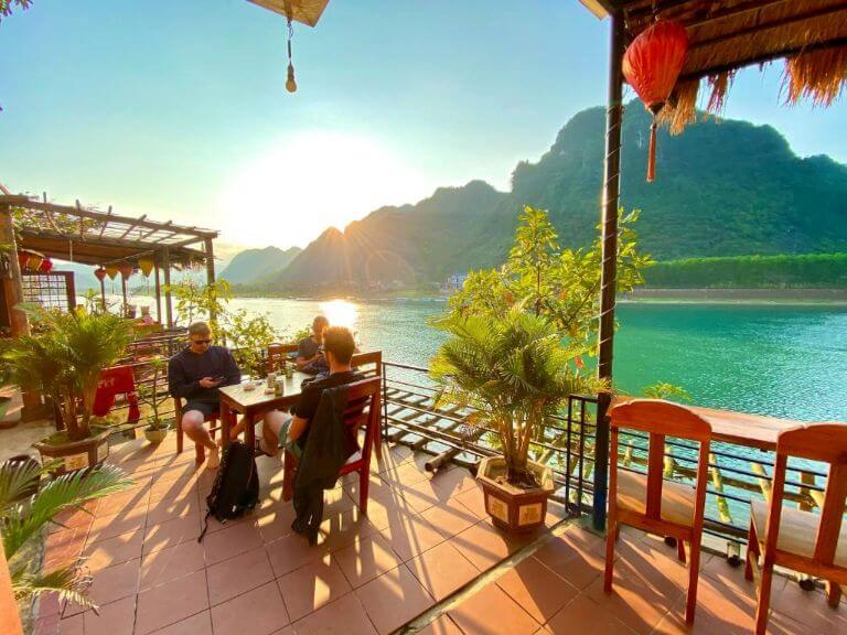 Một buổi chiều thưởng trà thư giãn trên nhà hàng của homestay ngay con sông Son thơ mộng (Nguồn ảnh: Booking)
