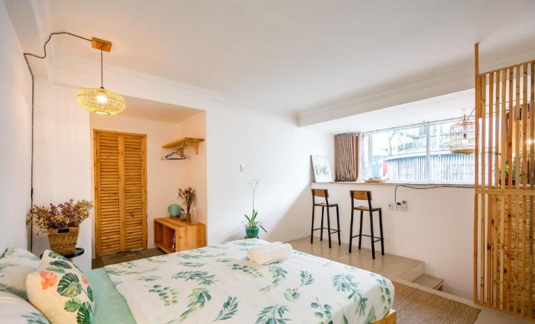  Phòng ngủ với nội thất làm bằng gỗ và có quầy bar mini thích hợp cho những du khách lựa chọn để nghỉ dưỡng (nguồn: facebook.com)