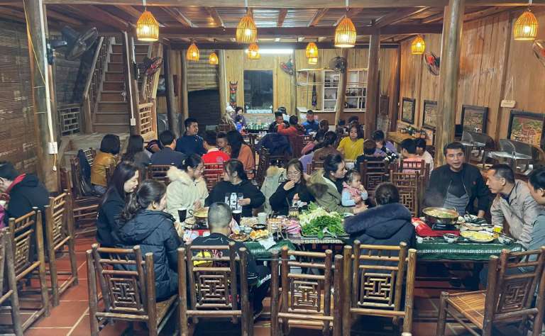 Nhà hàng phục vụ ăn uống cho du khách trong khuôn viên homestay Sơn La này