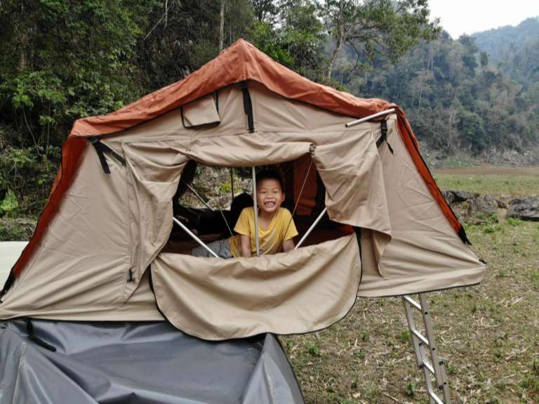 Chiếc lều trại được dựng lên ở bãi đất trống của homestay Sơn La bên bờ hồ