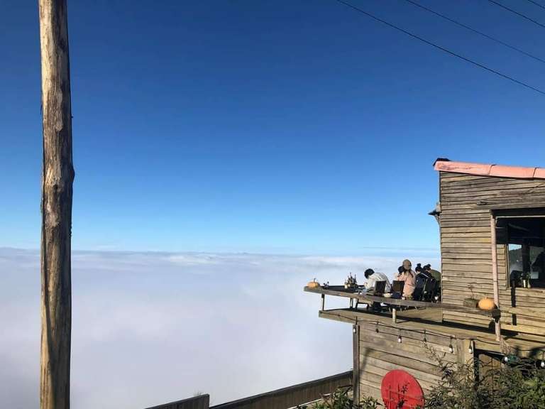 Tà Xùa Haus Meej Homestay Sơn La nằm ngay trên đỉnh núi bao la nơi du khách có thể đắm chìn trong biển mây