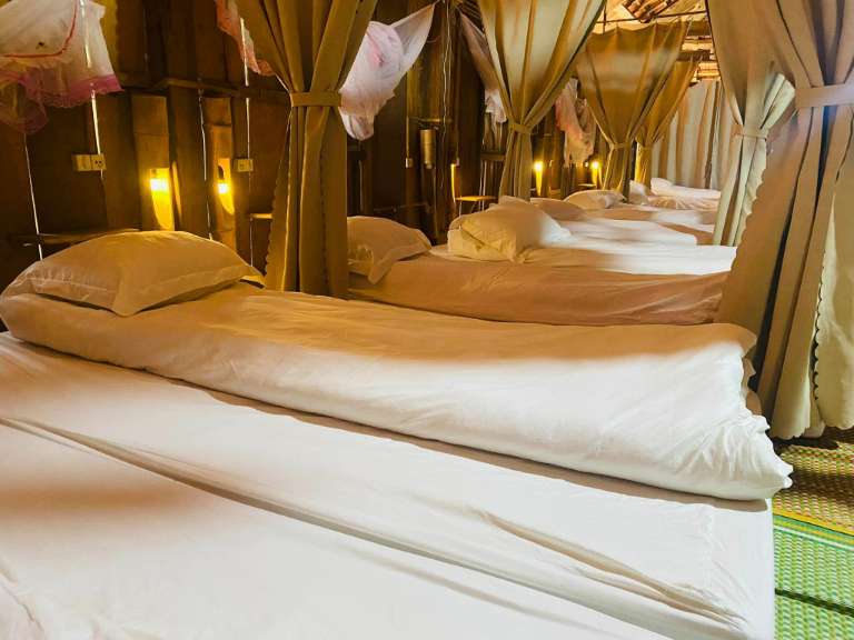 Giữa các giường ngủ với nhau được ngăn cách bởi những tấm rèm tạo sự riêng tư cho du khách