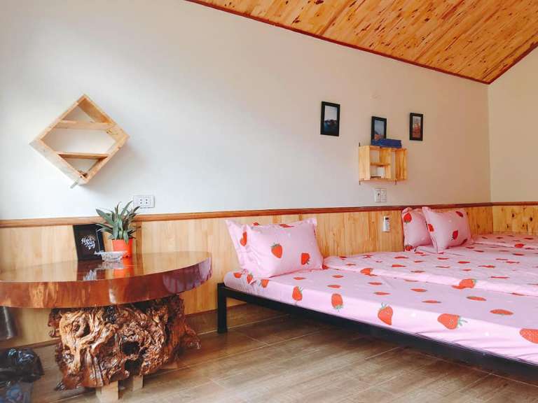 Phòng ngủ ở hométay vô cùng sạch sẽ và được decor nhỏ nhắn, xinh xắn với những chiếc ga giường ngộ nghĩnh