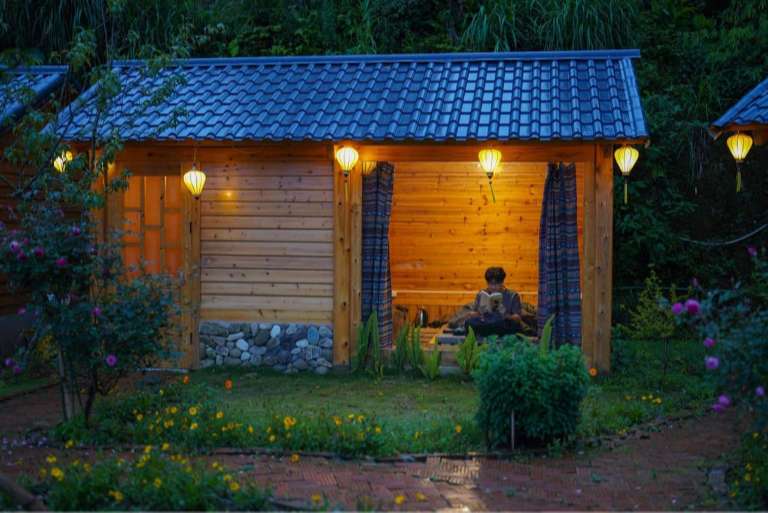 Căn nhà gỗ nhỏ vô cùng chill cho du khách có thể vừa nghỉ dưỡng vừa ngắm nhìn thiên nhiên bên ngoài