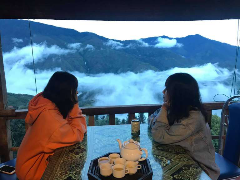 Du khách đang ngồi uống trà tại homestay Tà Xùa này và ngắm nhìn mây trời nhẹ trôi
