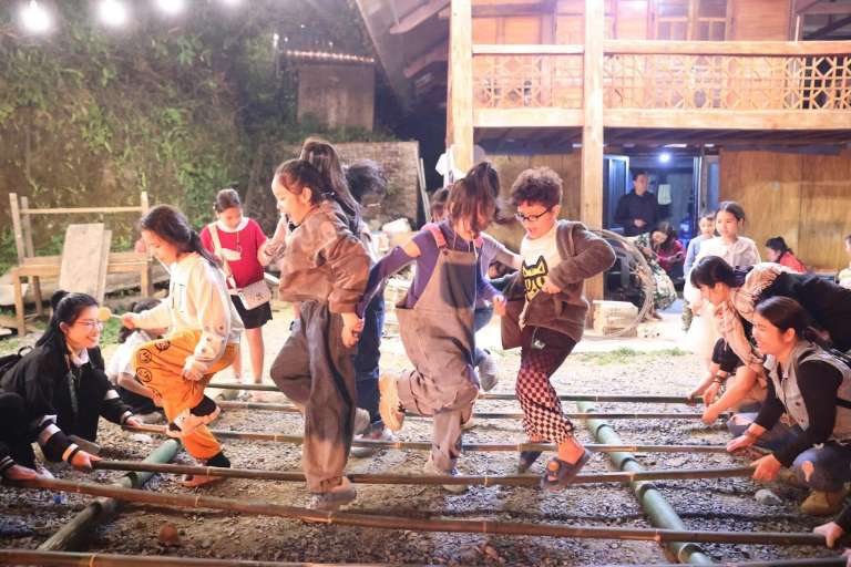 Lũ trẻ con thích thú khi được học múa Sạp được tổ chức tại homestay Tà Xùa