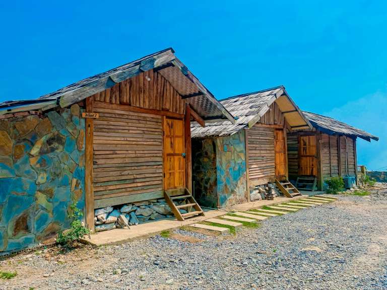 Những căn nhà nhỏ tại homestay May Home  Tà Xùa được tô điểm thêm những gam màu khối bắt mắt