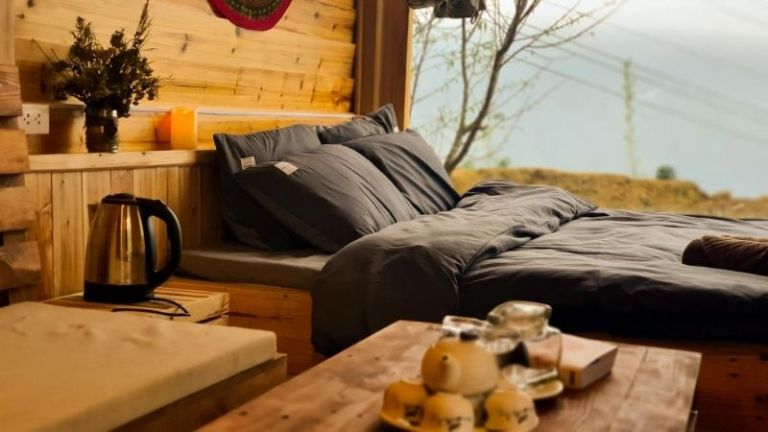 Phòng ngủ homestay Mùa thiết kế giản đơn với tông màu ấm mang đến cho du khách cảm giác gần gũi như chính ở nhà