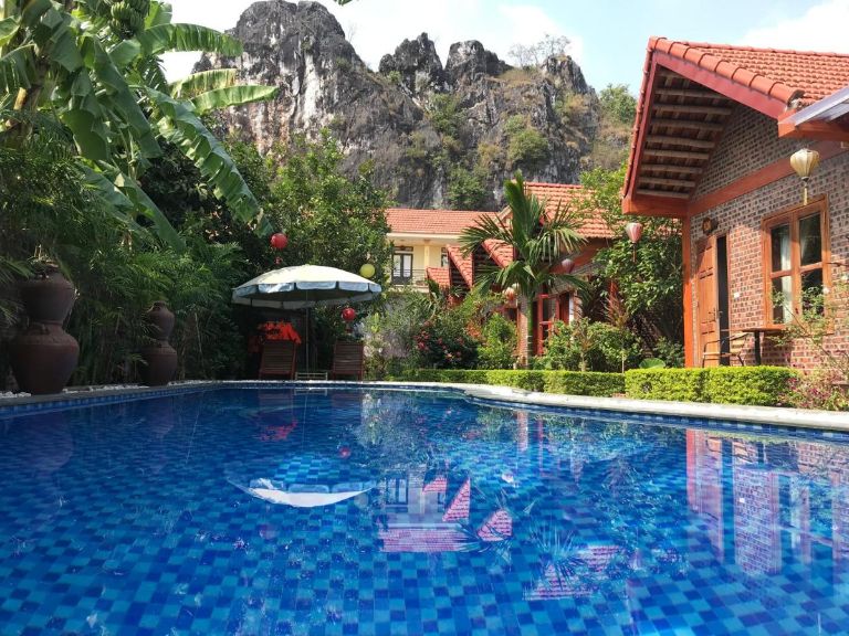 Bể bơi nằm ngay trung tâm của khuôn viên homestay Tam Cốc Ninh Bình này cũng là yếu tố khiến bầu không khí mát mẻ quanh năm