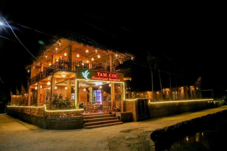 Nhà hàng của căn homestay Tam Cốc này được xây dựng riêng biệt, đảm bảo không ảnh hưởng tới không gian nghỉ ngươi của du khách trong khuôn viên