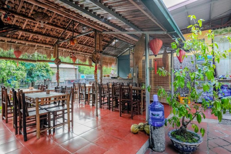 Ngoài ra, homestay còn có nhà hàng phục vụ các món ăn đặc trưng của ẩm thực miền Bắc và các đặc sản Ninh Bình được nhiều người yêu thích.