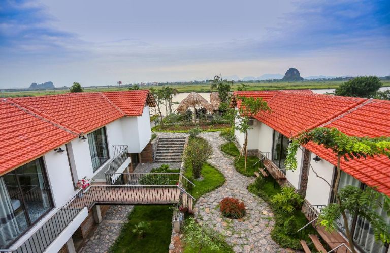 Nhờ vị trí đắc địa và 3 mặt tiền, Tràng An La Casa Homestay được xem là một trong những homestay đẹp nhất tại Ninh Bình, xứng đáng nằm trong top 10 danh sách này.