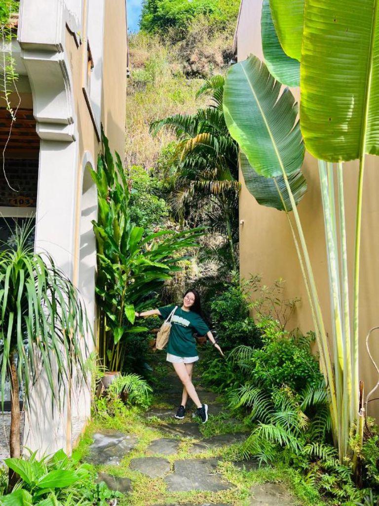 Khu vực sân vườn của homestay Tràng An này được đầu tư kĩ càng, như một khu rừng nhiệt đới thu nhỏ hấp dẫn du khách check-in