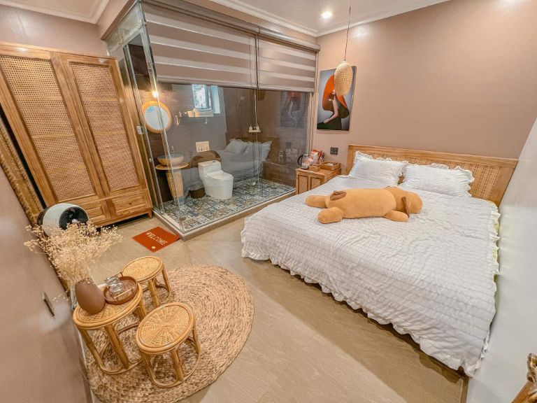 Phòng ngủ tại homestay được decor siêu xinh với nhiều vận dụng làm bằng mây tre đan tạo cho căn phòng cảm giác thoải mái 
