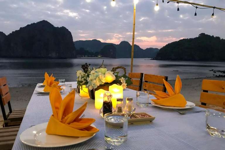 Khư vực ăn uống ở ngoài trời vừ thoáng mát vừa giúp du khách có thể ngắm nhìn ra bên ngoài thiên nhiên vịnh Lan Hạ