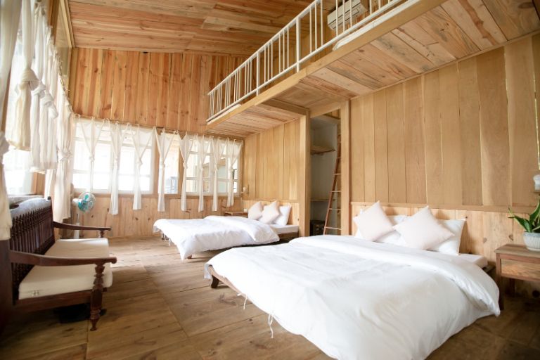 Phòng ngủ ở homestay Lan Hạ được làm hoàn toàn từ gỗ với nội thất trắn tinh tạo sự thanh khiết và sạch sẽ