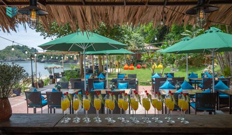 Quầy bar nhỏ nơi bạn có thể thưởng thức những ly cocktail thanh mát giữa mùa hè nóng nực