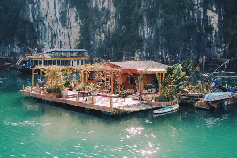 Lan Ha Floating Homestay vịnh Lan Hạ là kiểu nhà nổi nằm trên mặt nước 