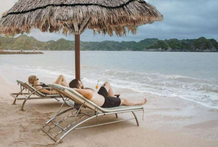 Homestay có chuẩn bị cả ghế băng dài ngay bờ cát dài khách có thể tận hưởng toàn bộ hơi thở của biển cả