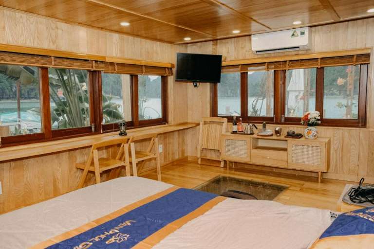 Phòng ngủ được trang bị nhiều nội thất cơ bản có góc nhỏ ban công ngắm nhìn ra vịnh