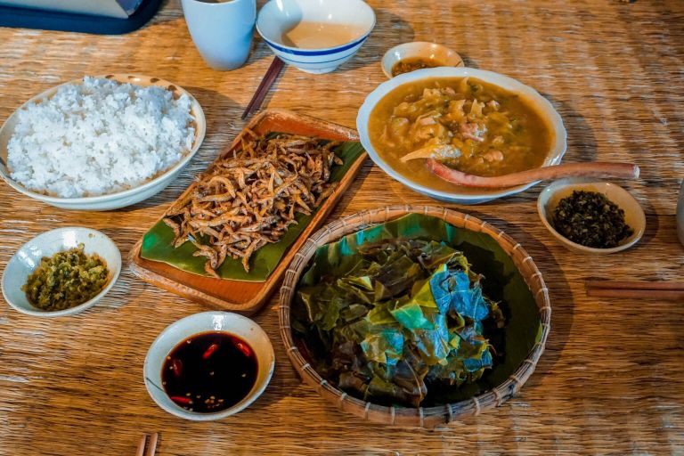 Các món ăn đơn giản được chính tay chủ nhà chuẩn bị cho du khách lưu trú tại homestay Yang Tao Đắk Lắk