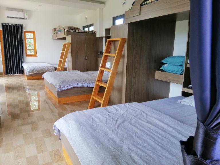 Nội thất mỗi phòng ngủ đều hiện đại và sang trọng được trang trí bằng gỗ, tạo nên không gian ngọt ngào và rộng rãi hơn 