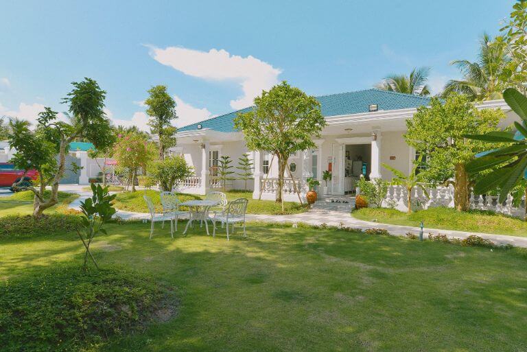 La villa de CoCo Bến Tre khu sân vườn rộng rãi hệ thống cây xanh thoáng mát