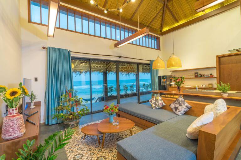 Phòng khách của Jack Trần 's Beach Villa có hướng nhìn ra biển, không gian thoáng đãng