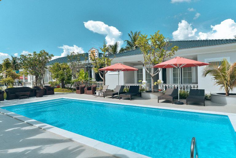 Khu bể bơi ngay trong khuôn viên của La villa de CoCo Bến Tre giúp du khách thoải mái tận hưởng ngày hè nắng nóng 