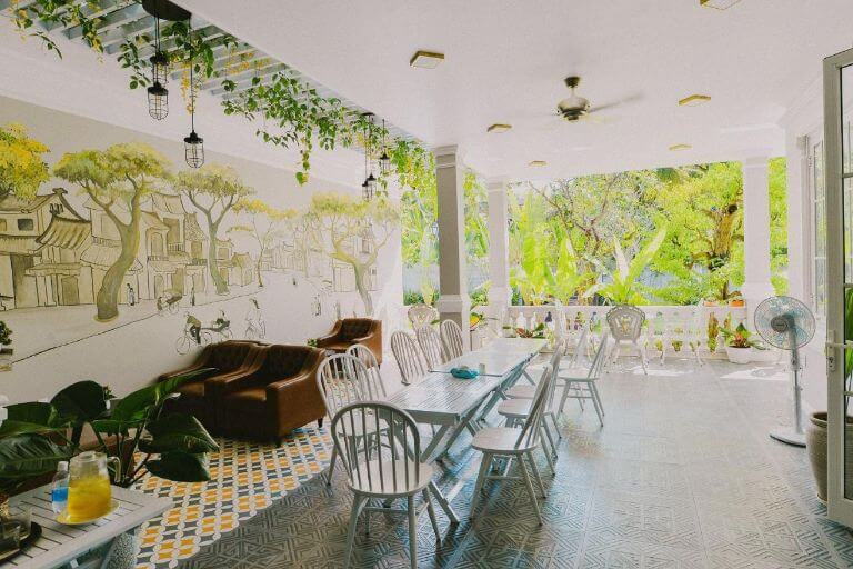 Khu ban công rộng rãi thích hợp tụ tập bạn bè với buổi trà chiều thư giãn tại La villa de CoCo Bến Tre