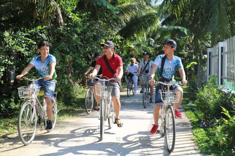 Đến với Nguyệt Quế Homestay du khách có thể sử dụng xe đạp vi vu trên con đường khám phá địa điểm xung quanh 