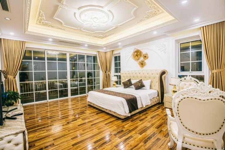 Phòng ngủ được lát sàn gỗ cao cấp, mang đến không gian sang trọng, đẳng cấp.