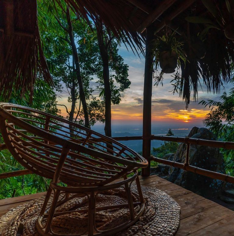 Du khách có thể ngồi trên ban công lớn và ngắm cảnh núi rừng tuyệt đẹp nơi đây