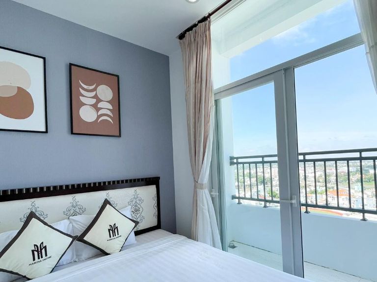 Phòng ngủ của Marina Homestay An Giang có view hướng toàn thành phố cực kỳ thoáng đãng