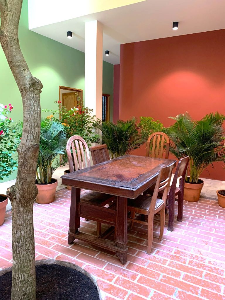 Khu vực bàn ăn chung được bố trí giữa khung cảnh xanh mát của khu vườn nhỏ tại homestay. (Nguồn: Facebook.com)