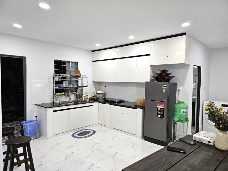 Khu vực bếp được trang bị đầy đủ đồ dùng cẩn thiết để du khách tự nấu nướng tại home. (Nguồn: Facebook.com)