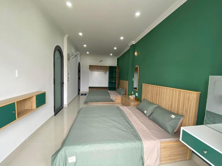 Bằng cách sử dụng gam màu xanh lá chủ đạo, đơn vị đã tạo được ấn tượng sâu sắc đối với du khách khi sử dụng một cách độc đáo màu sắc này để phối trộn các đồ nội thất bên trong khu lưu trú. (nguồn: www.booking.com)