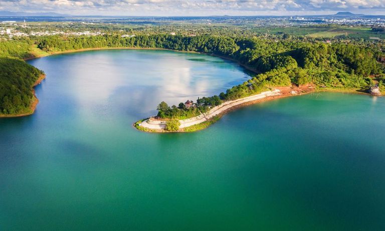 Biển hồ Pleiku là nơi lý tưởng cho kỳ nghỉ dưỡng của bạn. 