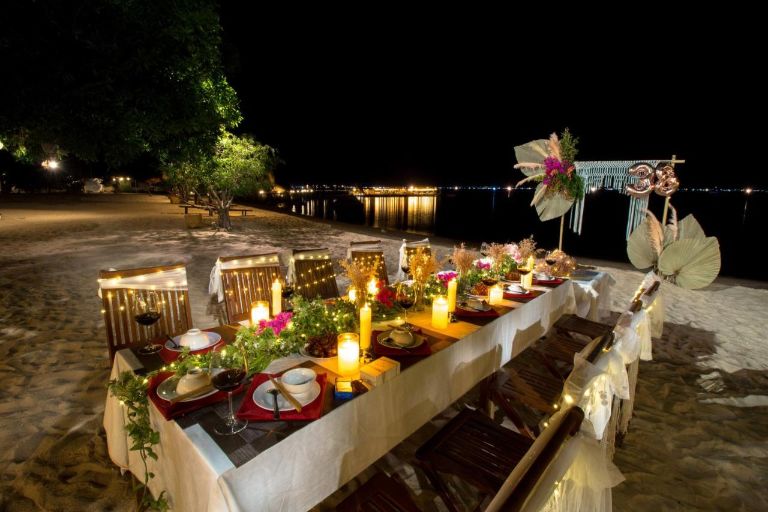 Du khách có thể order bữa tối hoặc tiệc nướng BBQ trên biển với khu nghỉ dưỡng